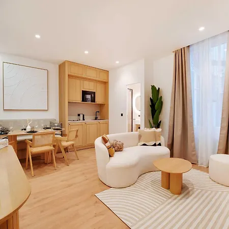 Authentic - 3br 6p - Moulin Rouge Apartment