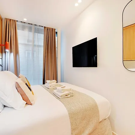 Authentic - 3br 6p - Moulin Rouge Apartment *