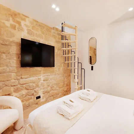 Authentic - 3br 6p - Moulin Rouge Apartment *