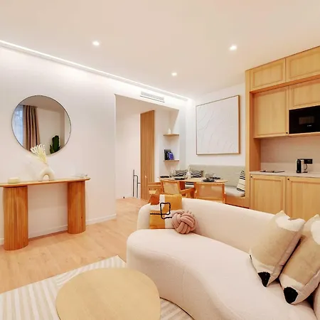 Authentic - 3br 6p - Moulin Rouge Apartment *