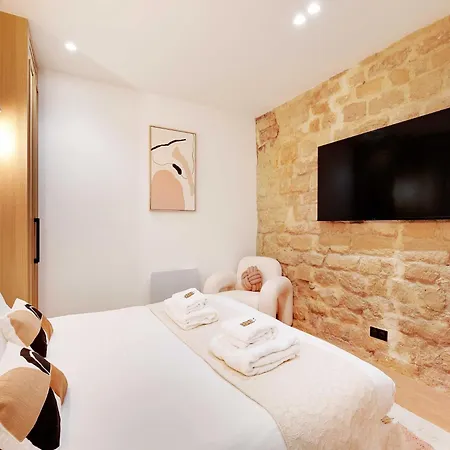 Authentic - 3br 6p - Moulin Rouge *